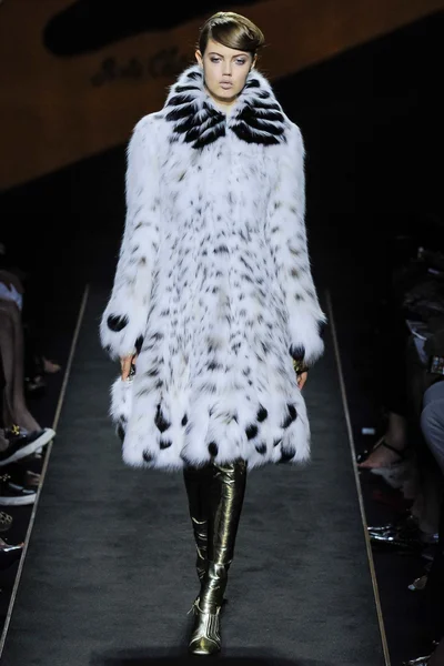 Look 16